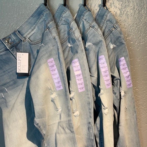 NWT****WOMENS SCULPT LIGHT WASH W/RIP DETAIL - Picture 1 of 9